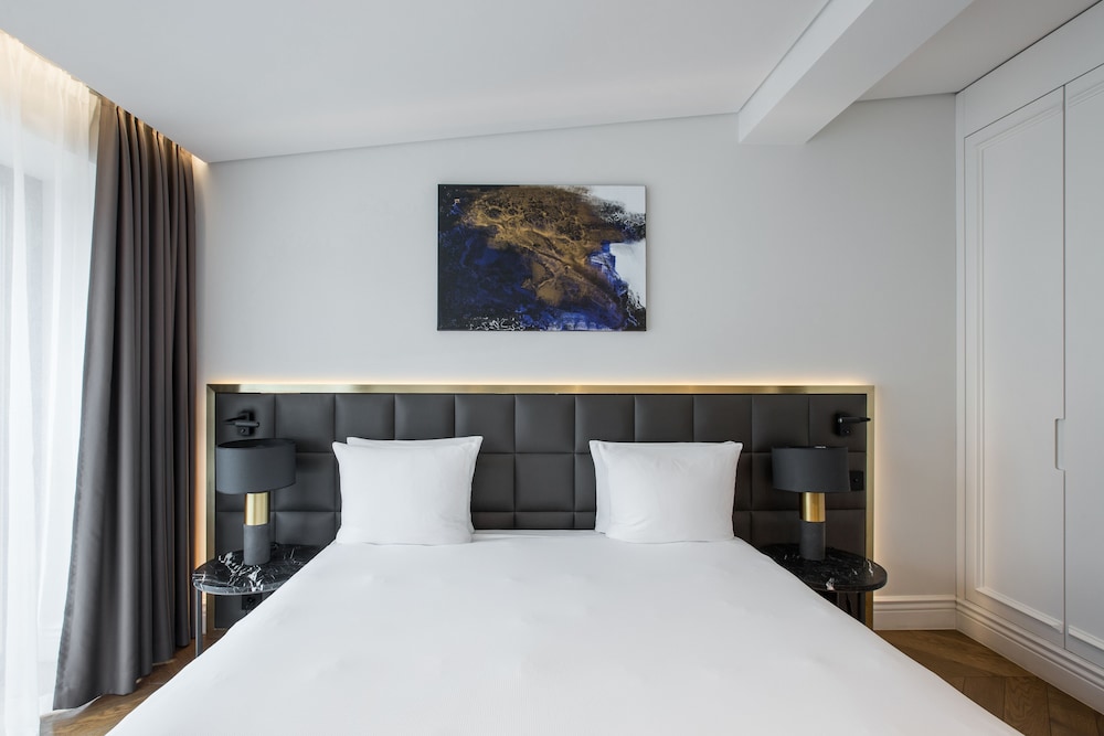 Standard, Queen Bed
