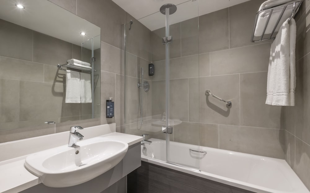 غرفة عائلية صغيرة بسرير مزدوج وسرير فردي، Maldron Hotel Belfast International Airport 7/8