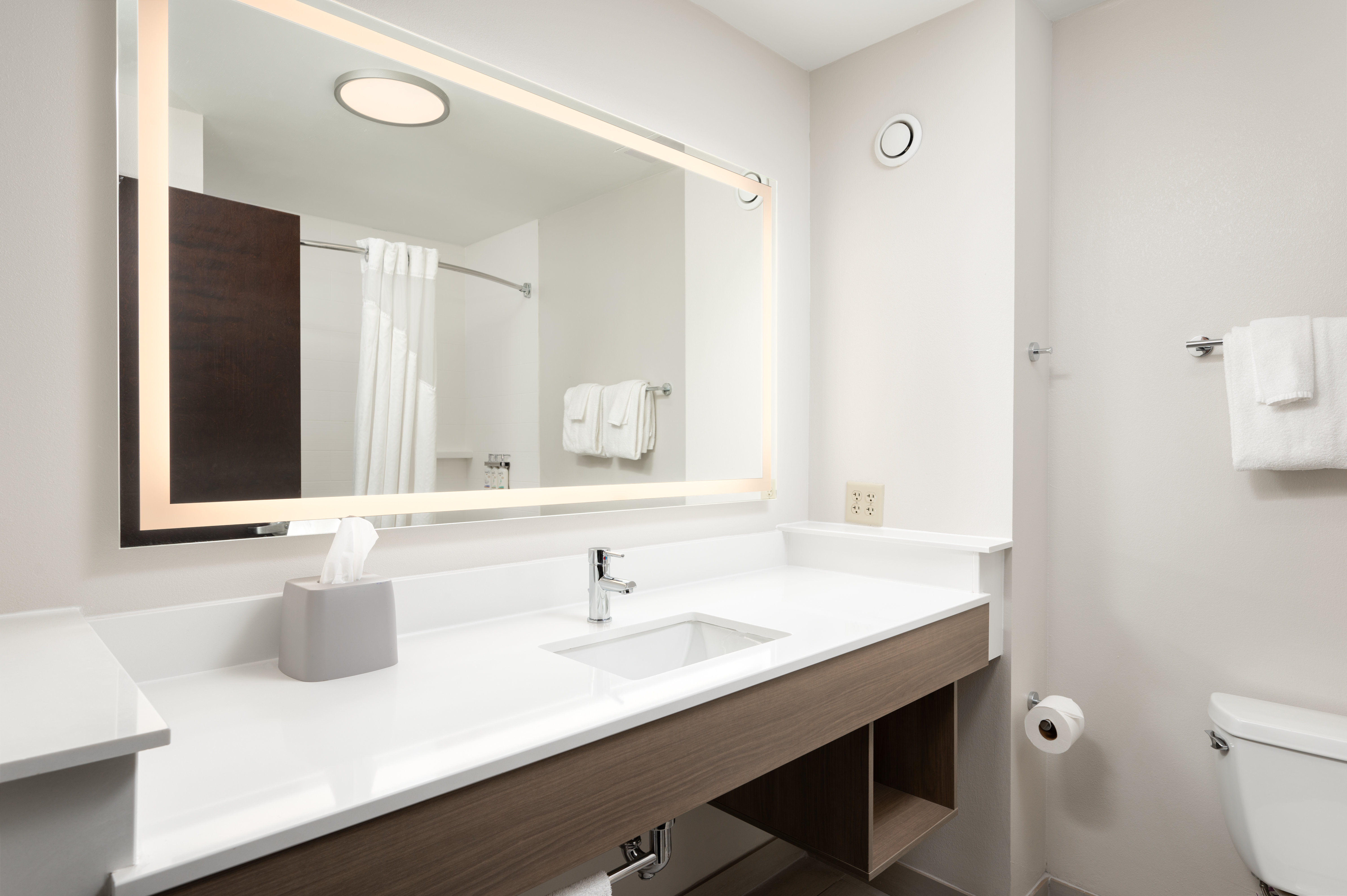 Holiday Inn Express Hotel Suites Newport South 76/79