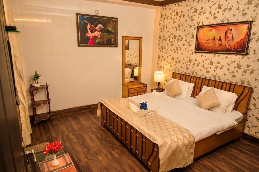 HOTEL MEENAKSHI 16/48