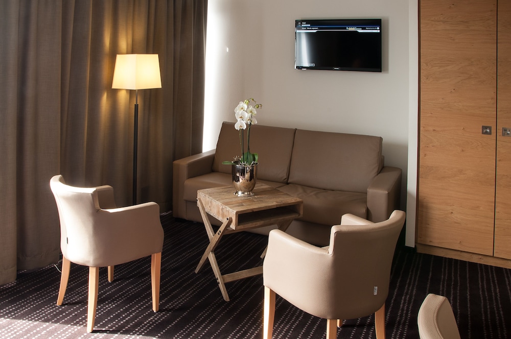 Brit Hotel Lodge 48/50