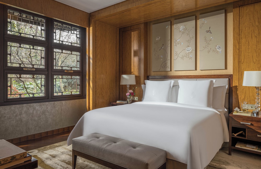 Royal, West, Lake, Suite, King Bed