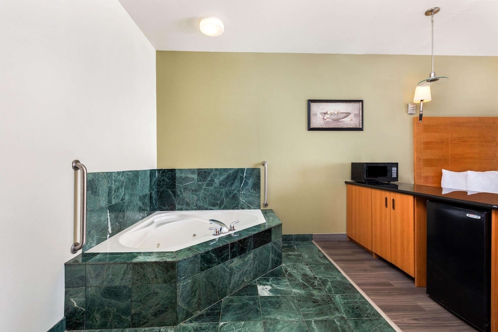 La Quinta Inn & Suites by Wyndham Tulare 29/40