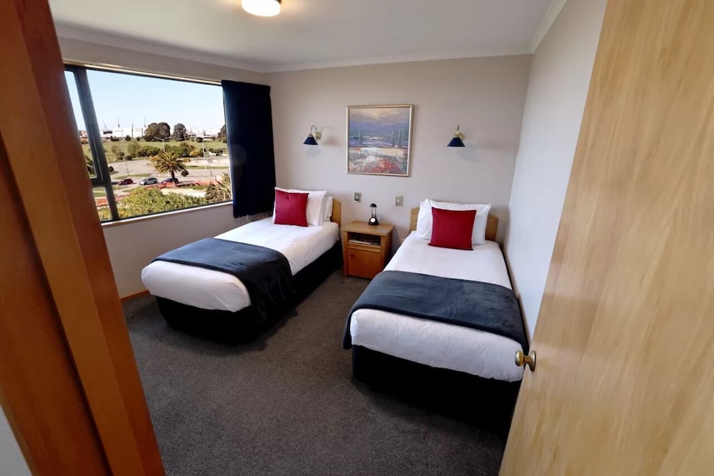 Baywatch Motor Lodge 15/50