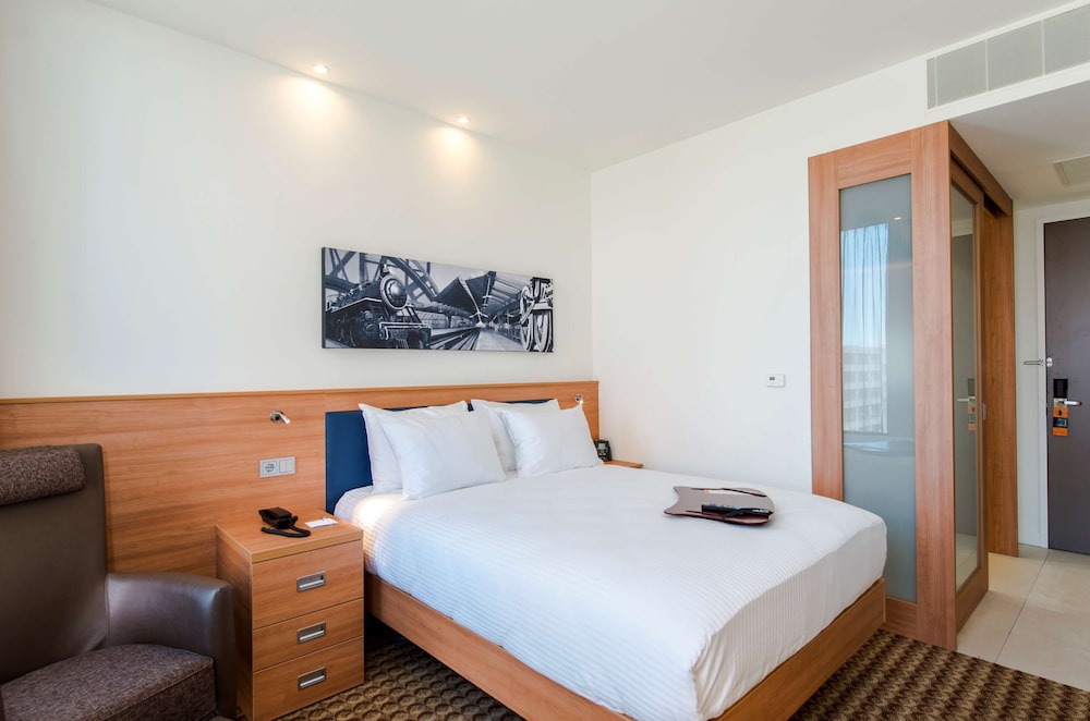 ROOM, QUEEN BED