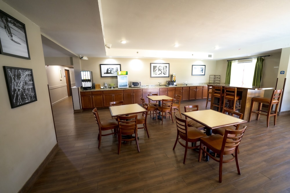 Quality Inn & Suites Monroeville South 18/26