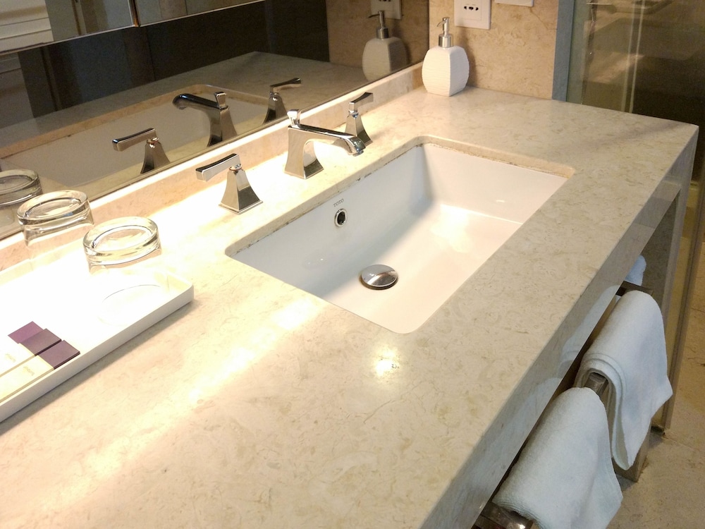 Xingyi International Hotel Poly Store 57/70