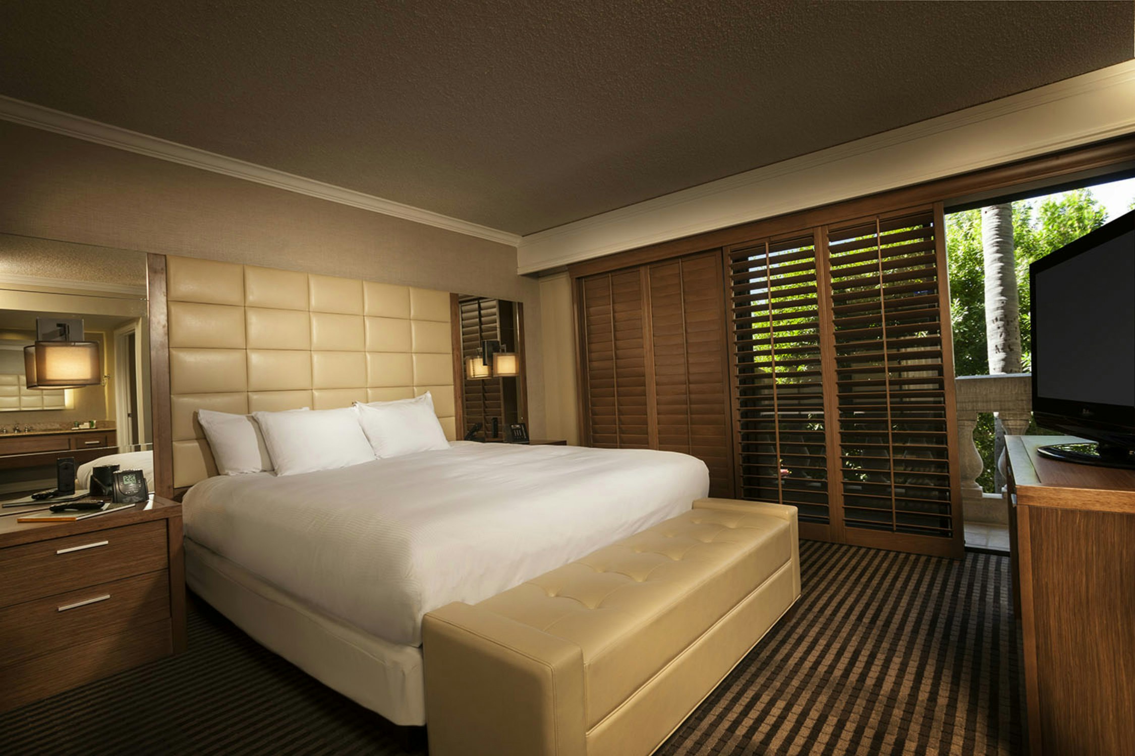 1 Bedroom, Ambassador, Suite, King Bed