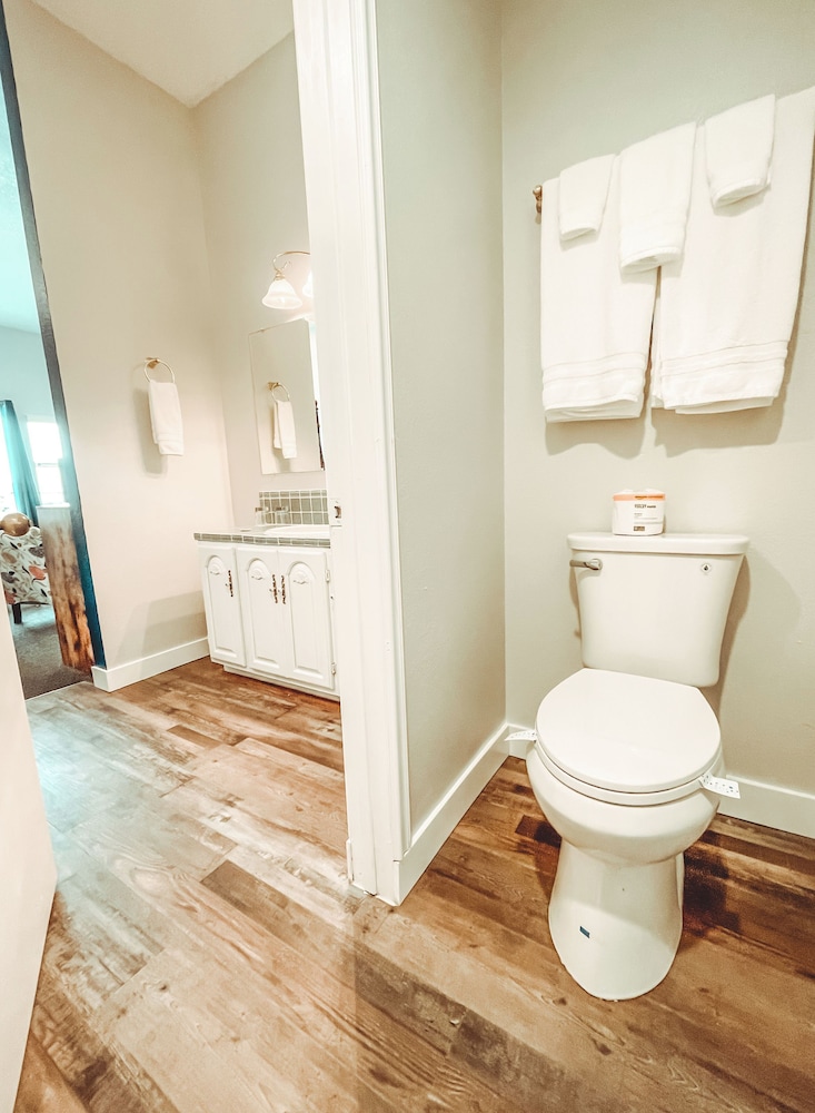 غرفة رومانسية بسرير كوين، Wharf Master's Inn 5/8