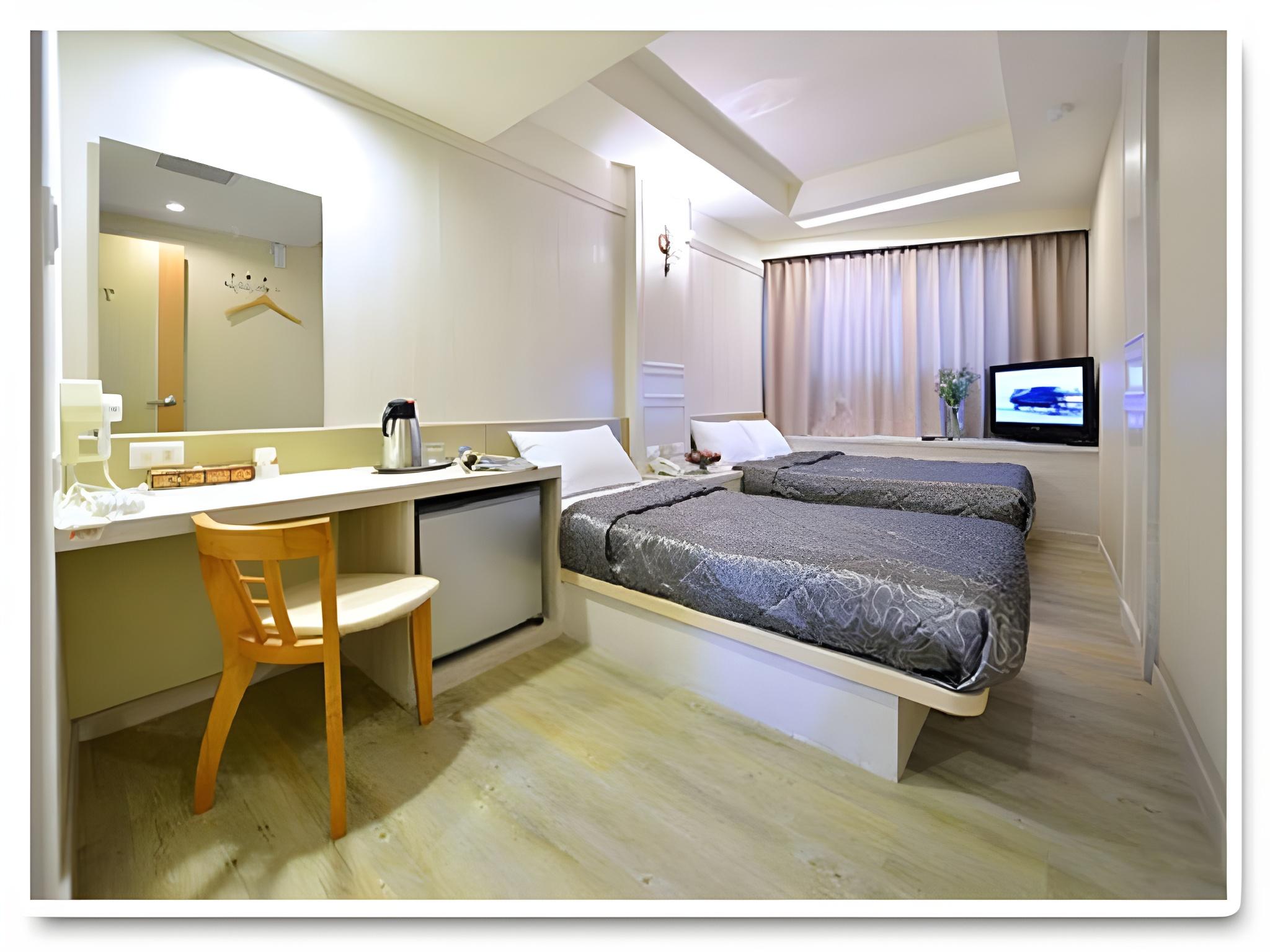 Room, Double or Twin Bed, Pool Floor
