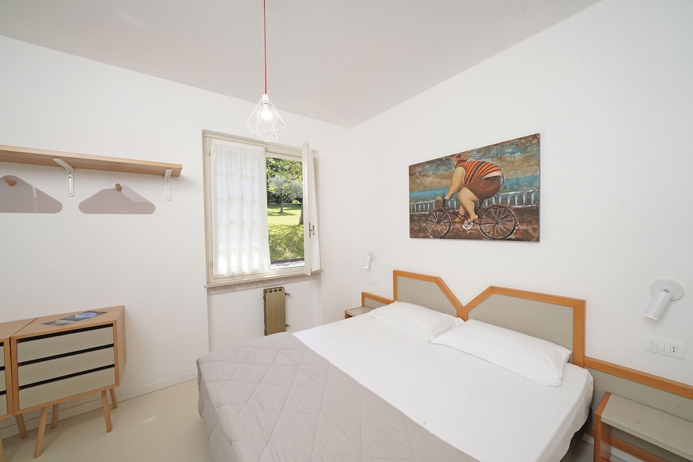 1 BEDROOM, APARTMENT, LAKE VIEW