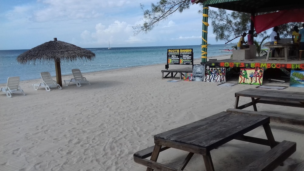 Roots Bamboo Beach Resort 18/27