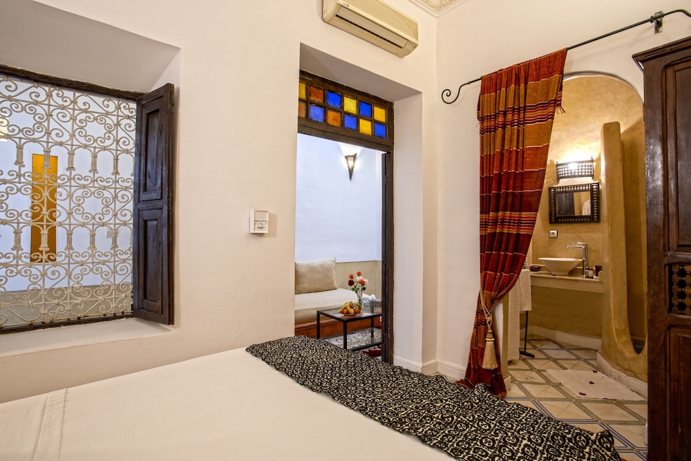 EXECUTIVE, SUITE