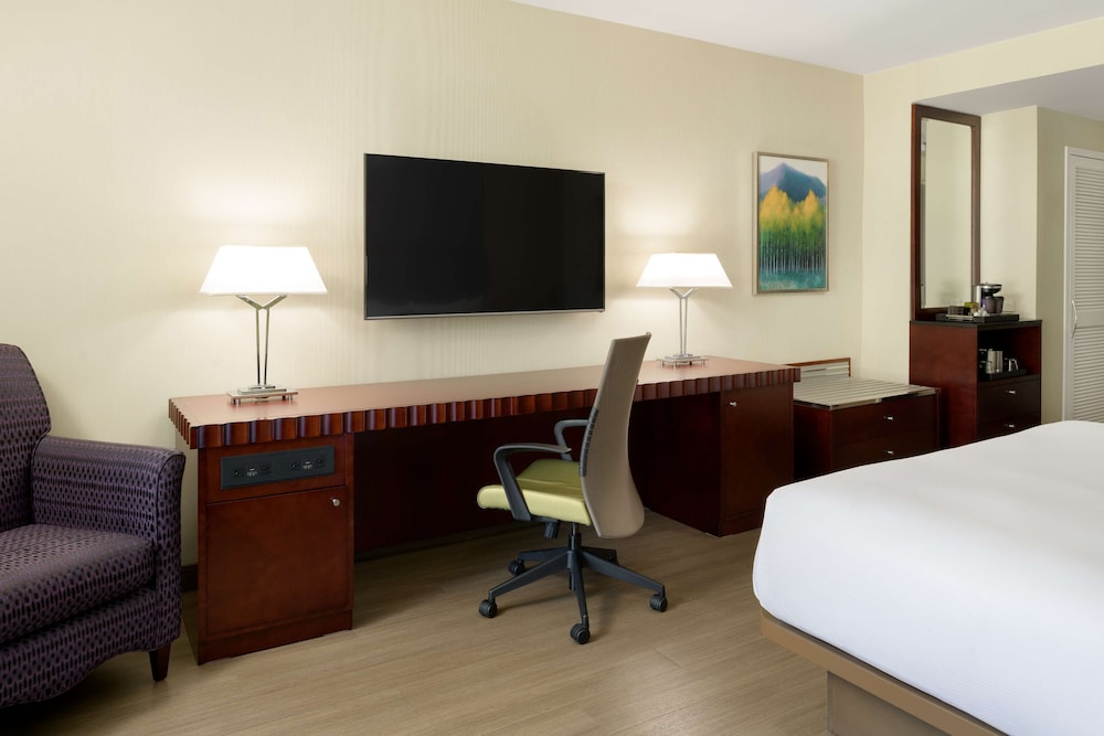 Hilton Charlotte Uptown (ex Hilton Charlotte Center City) 64/82