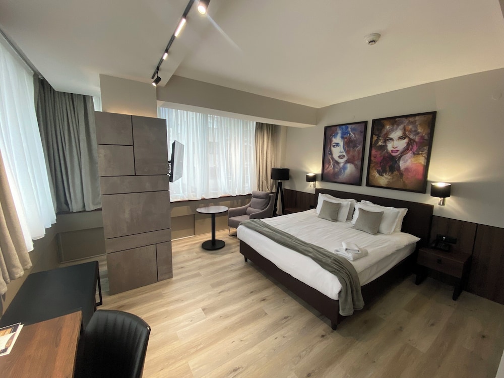 ROOM, KING BED