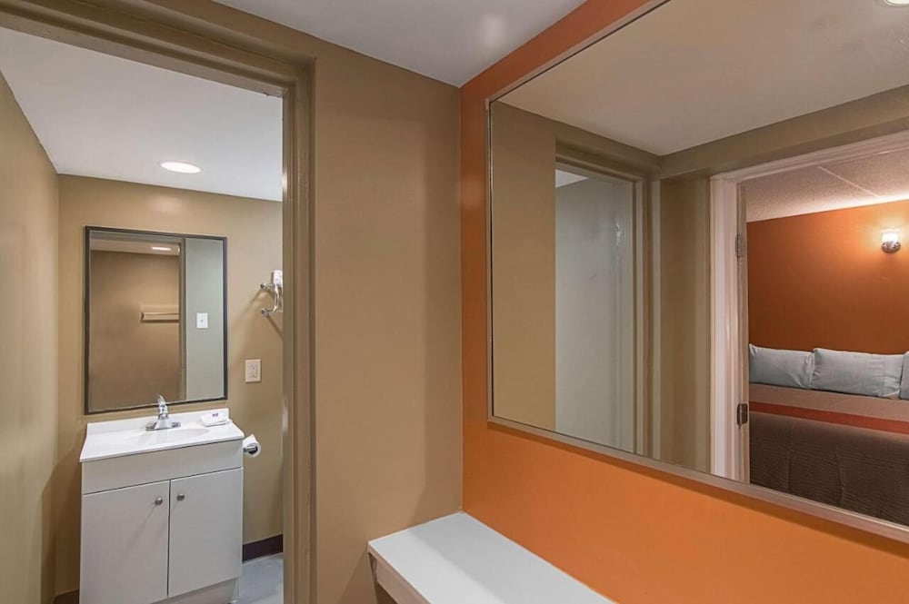 LoneStar Inn & Suites 50/51