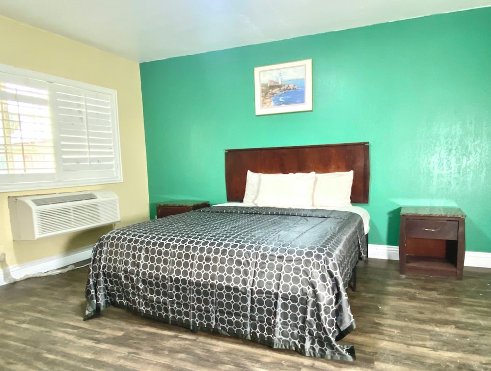 Long Beach Motel 13/30