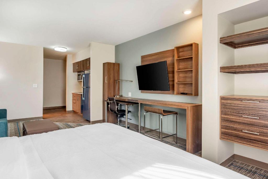 Efficiency, Suite, King Bed