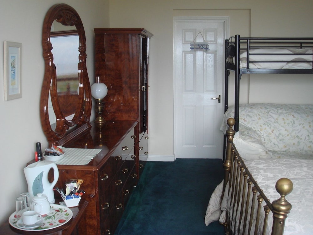 Watersedge Guest House 6/43