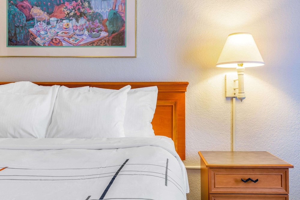 Days Inn by Wyndham Del Rio 8/55