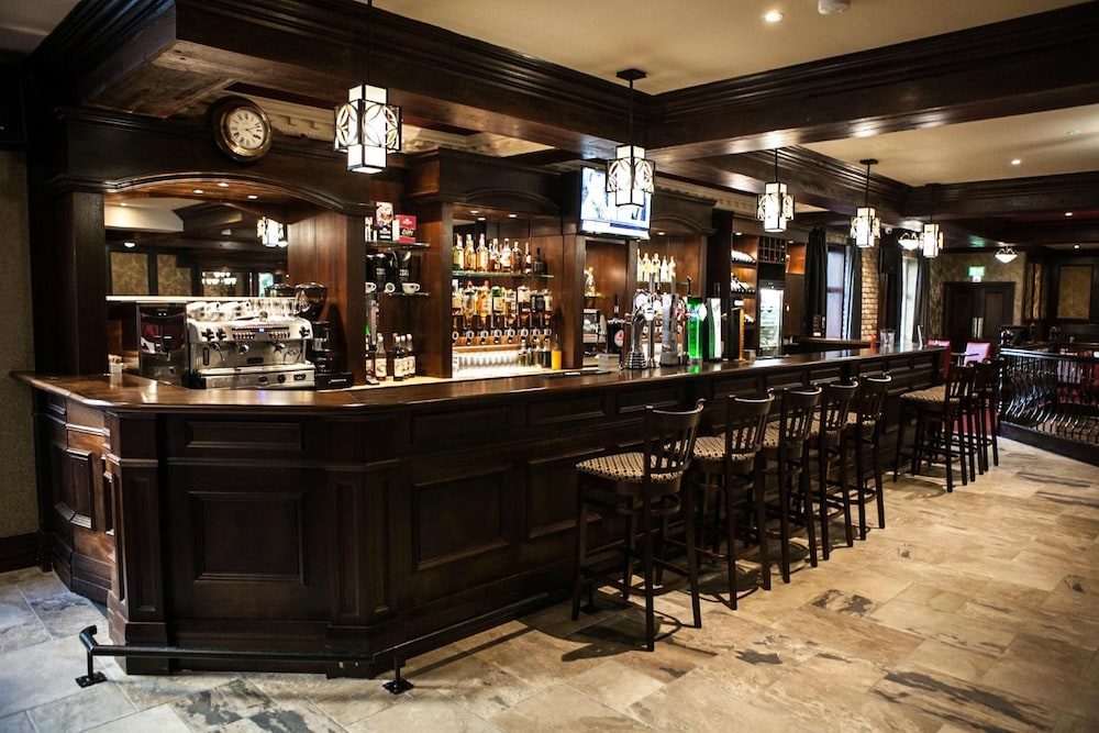 Dillons Hotel 2/33