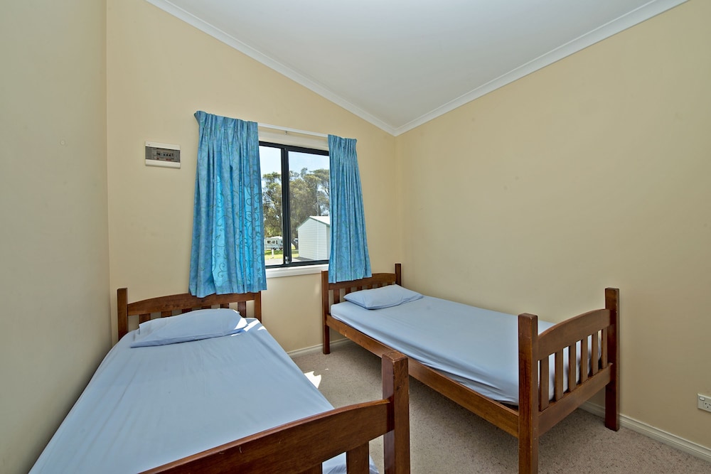 Acclaim Rose Gardens Beachside Holiday Park 16/50