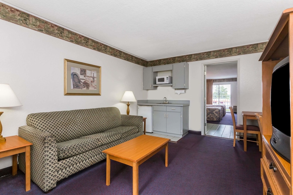 Days Inn & Suites By Wyndham Port Richey 29/45