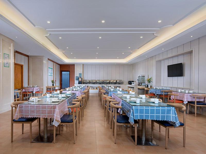 Vienna International Hotel (Zhuhai Lovers Middle Road Haibin Store) 17/19