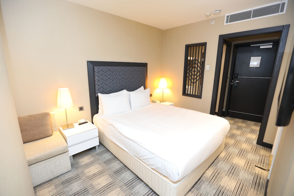 ROOM, QUEEN BED
