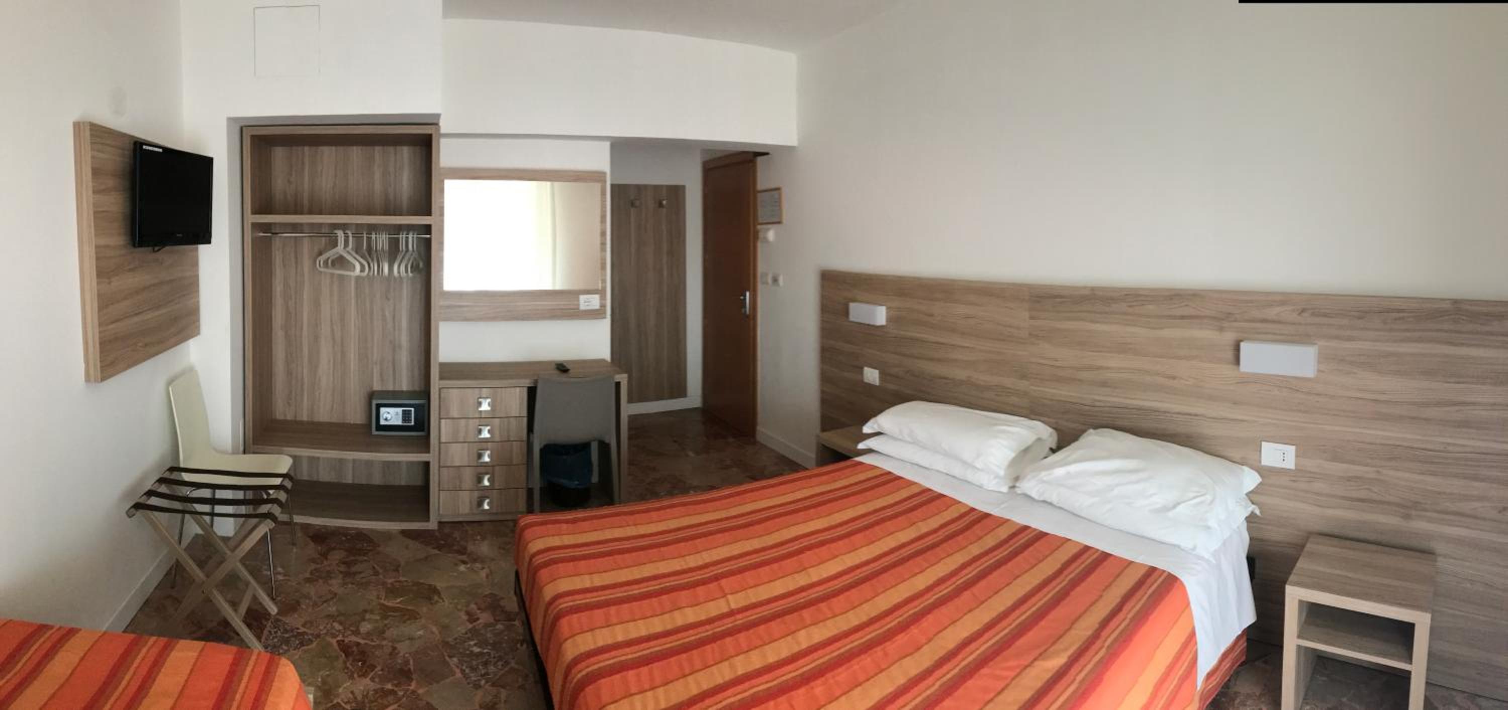 Hotel Lotus 18/50