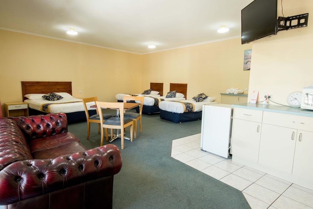 JACKSONS MOTOR INN 47/74