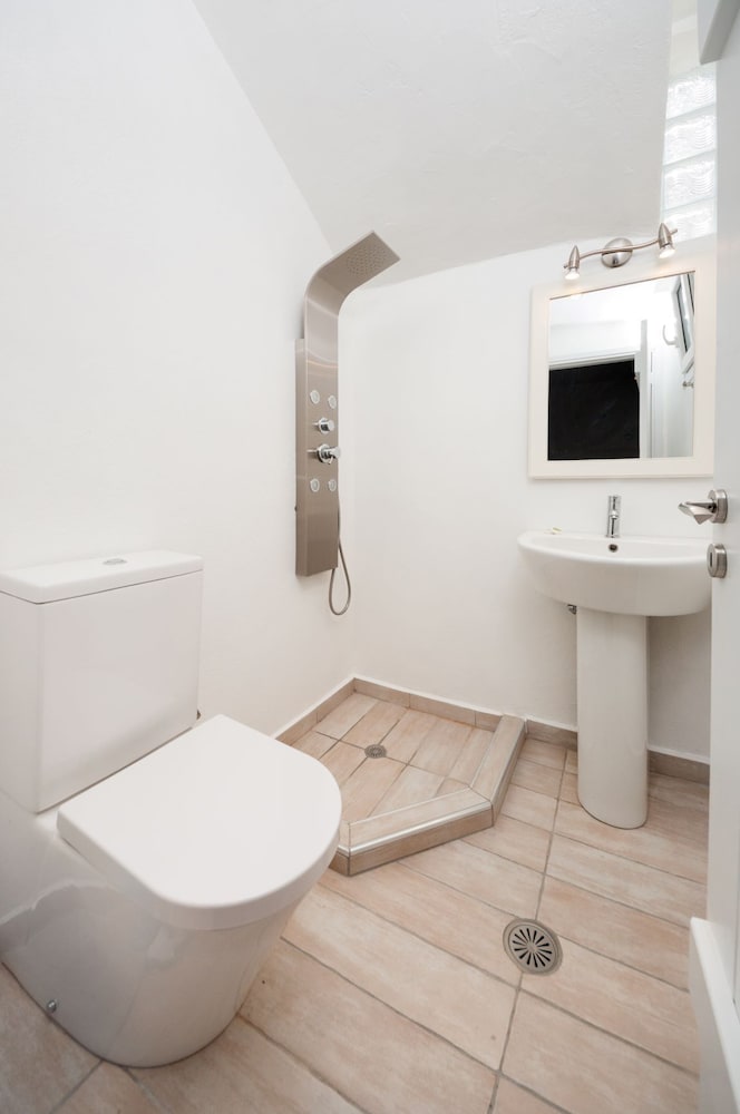 DEPIS PLACE AND APARTMENTS 37/50