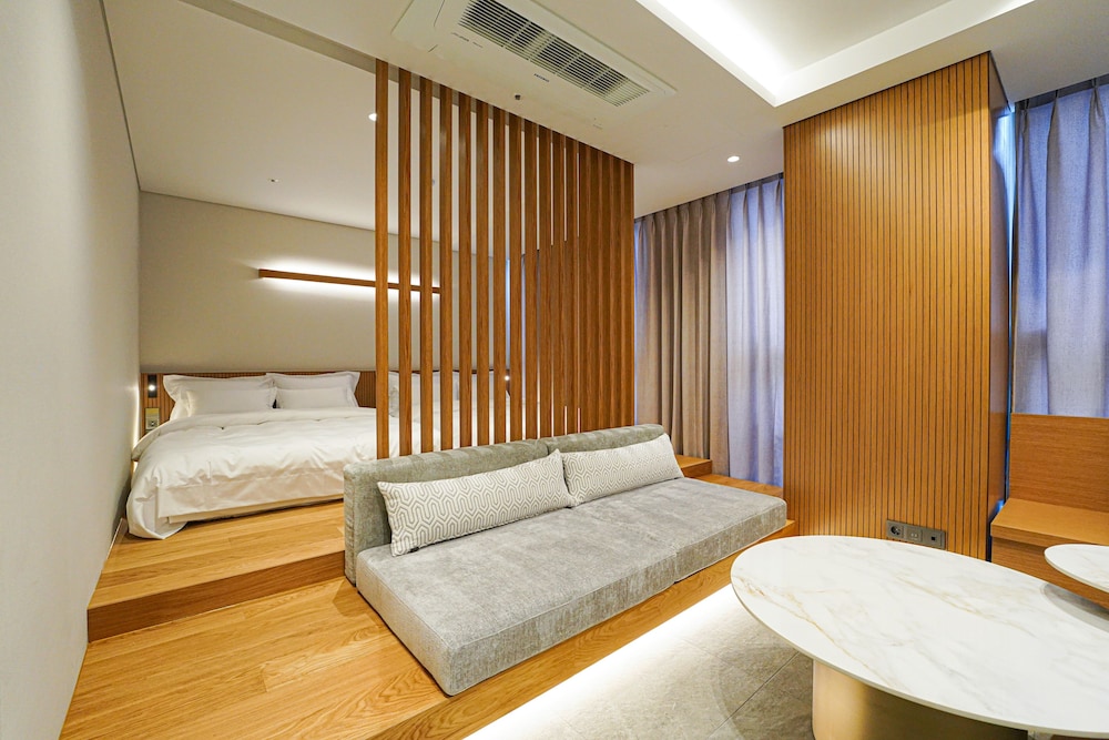 Hotel Ground 27 28/68