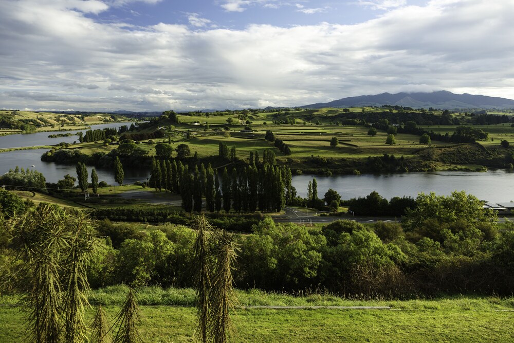 LAKE KARAPIRO LODGE 34/50