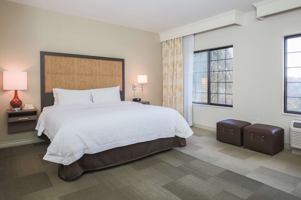 Hampton Inn & Suites Camarillo 8/39