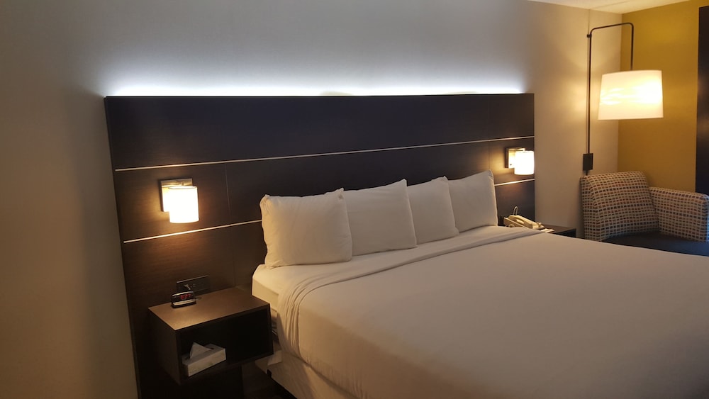 Holiday Inn Express and Suites Chicago West St Charles an IHG Hotel 14/72