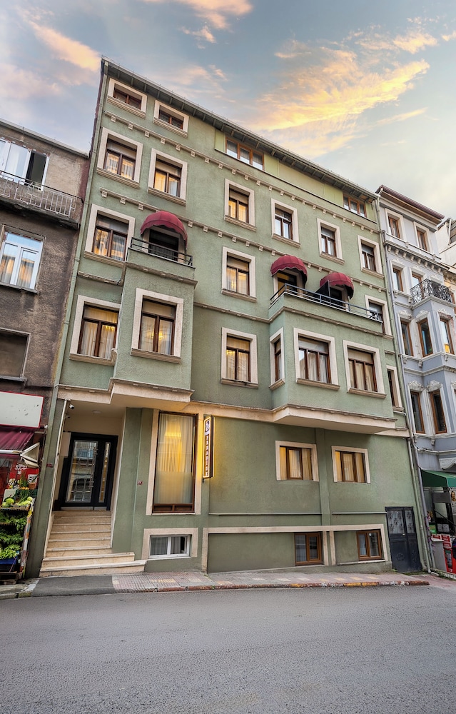 Peradise Hotel 5/50