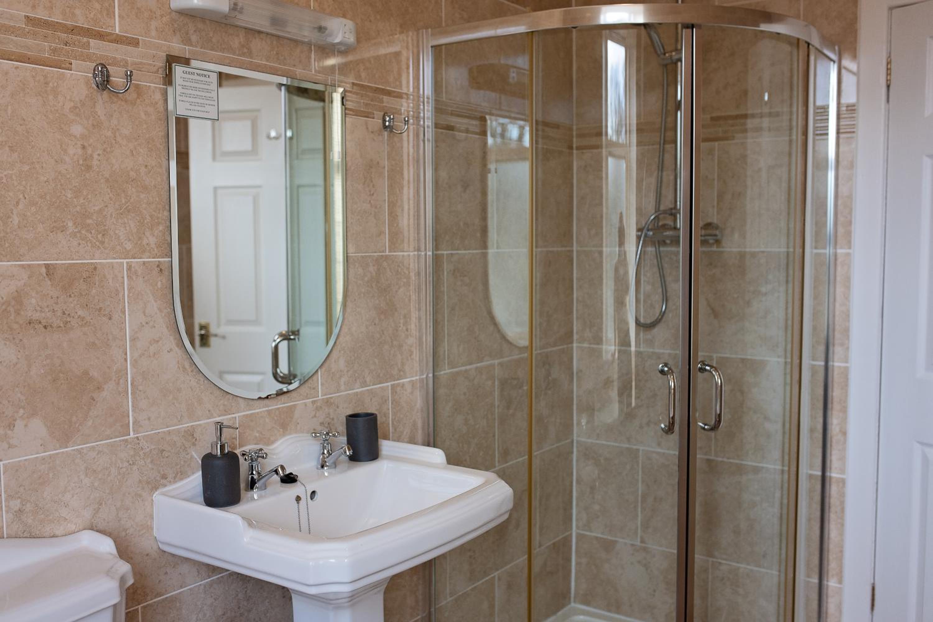 Glenesk Hotel 48/50