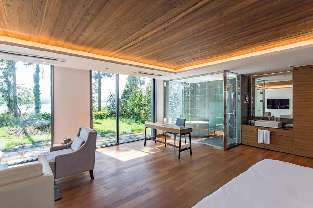 Stanford Hotel & Resort Tongyeong 25/57