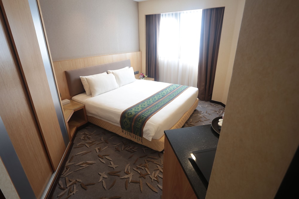 Imperial Riverbank Hotel 12/30