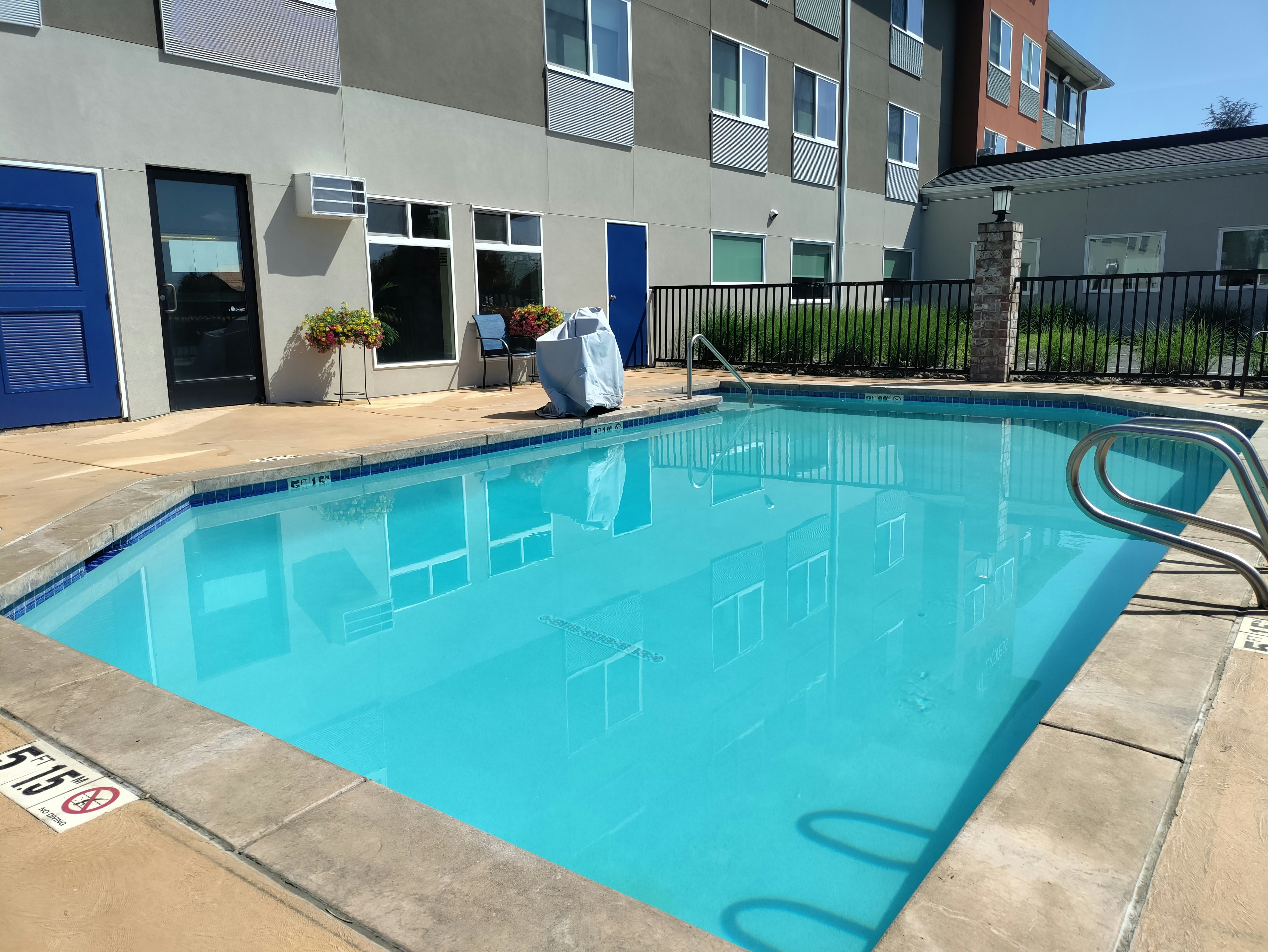 HOLIDAY INN EXPRESS NEWBERG - WINE COUNTRY 40/60