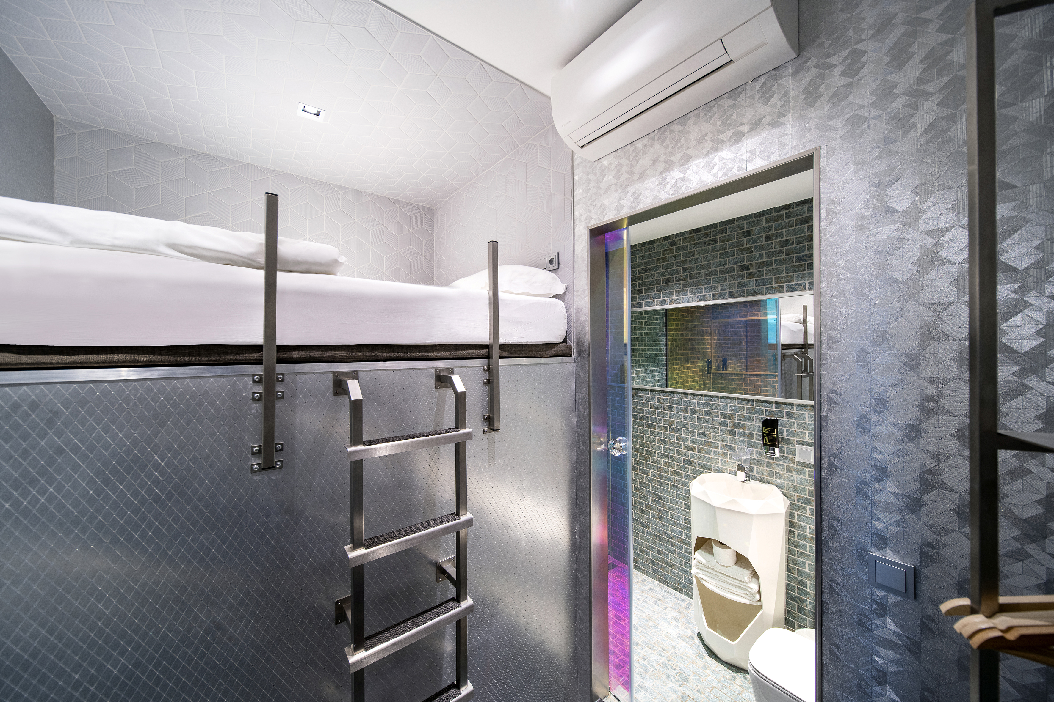 Diamond Capsule Hotel Amsterdam South 28/32