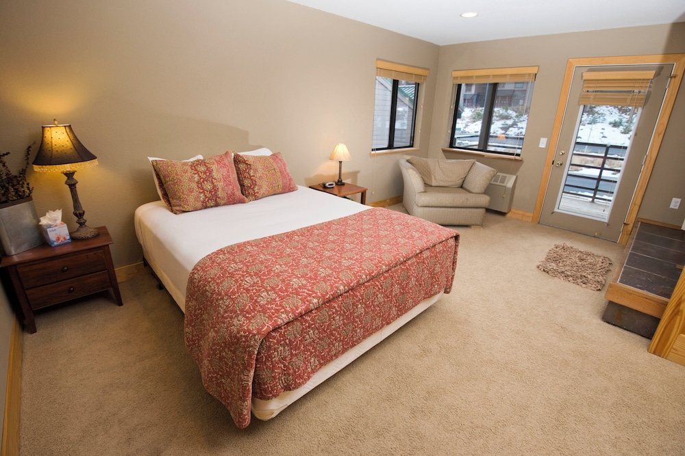 1 Bedroom, Queen Bed, Sofa, Meadows Area
