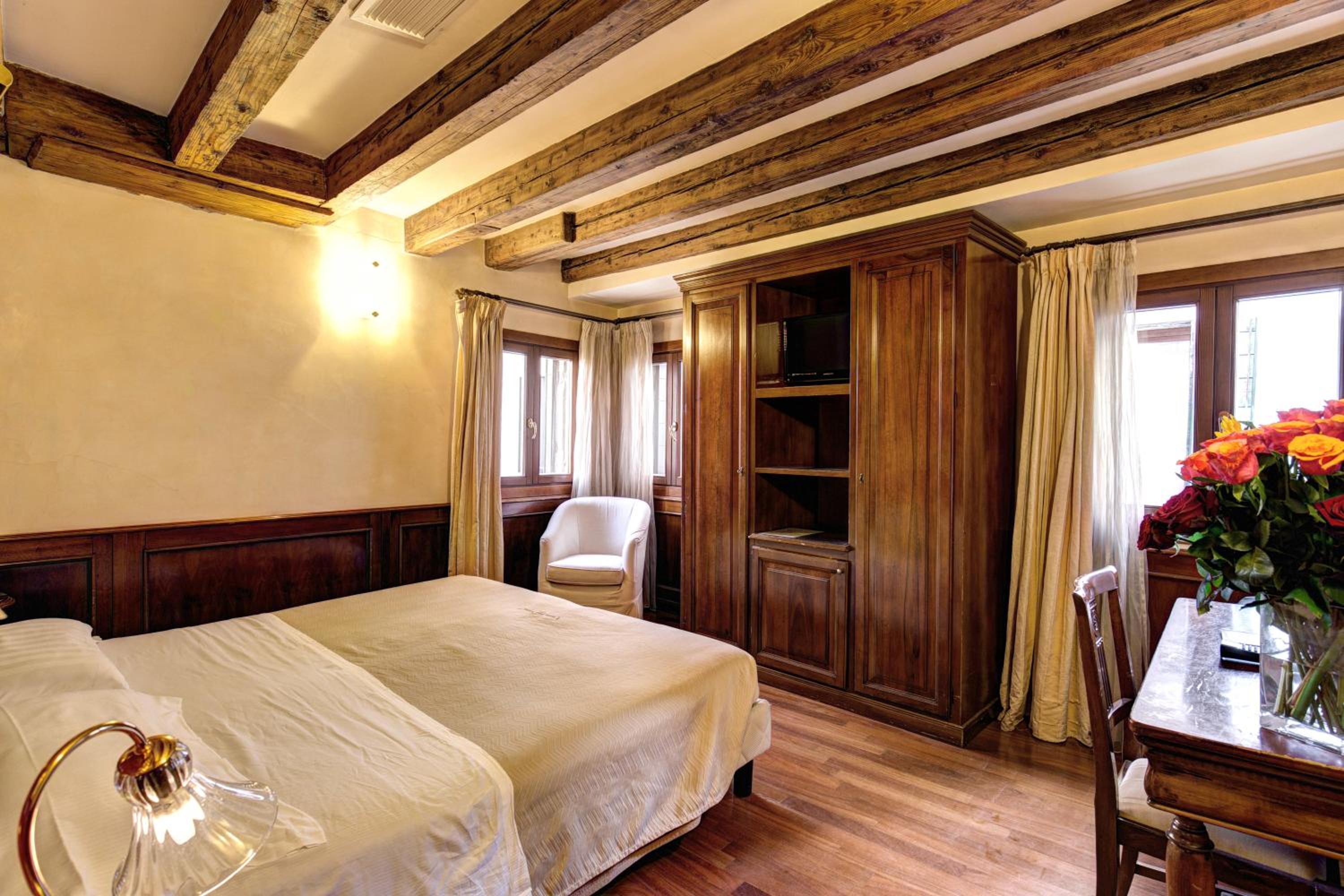 ROOM, DOUBLE OR TWIN BED