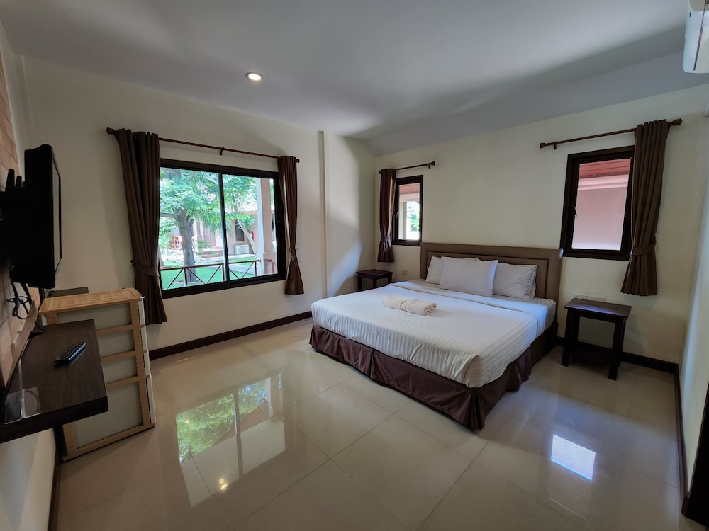 2 BEDROOMS, BUNGALOW, LIVING AREA