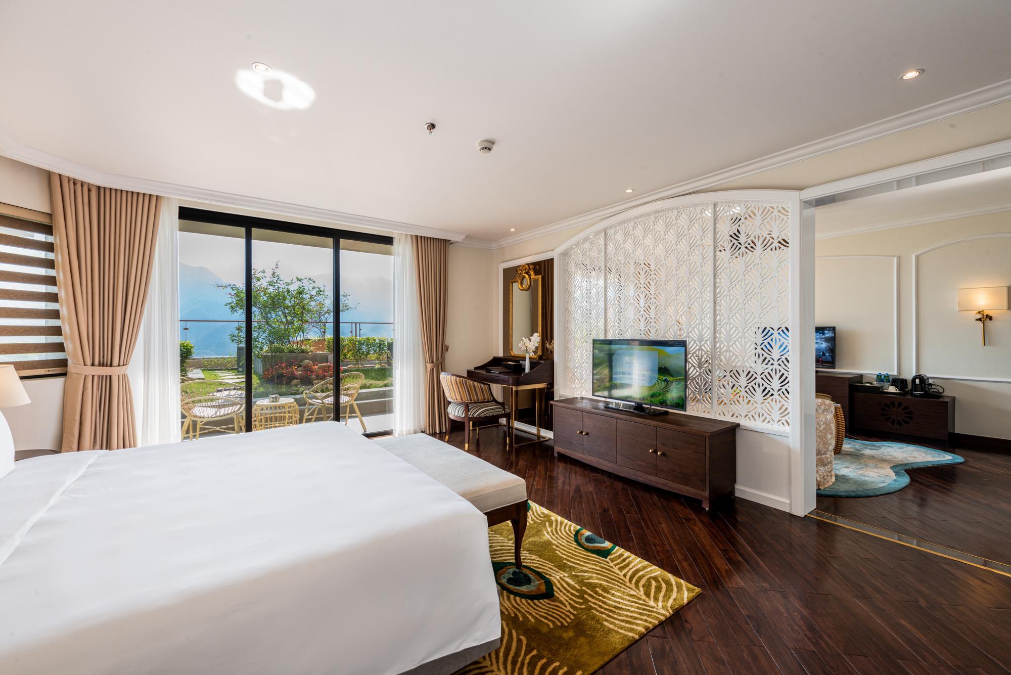 Suite, King Bed, Valley View