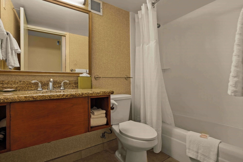 Airport Honolulu Hotel, Trademark Collection by Wyndham 63/63