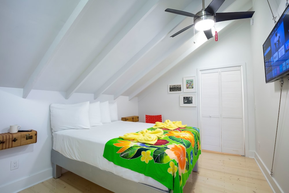 Bay, Suite, King Bed, 1 King and 2 Queen Beds