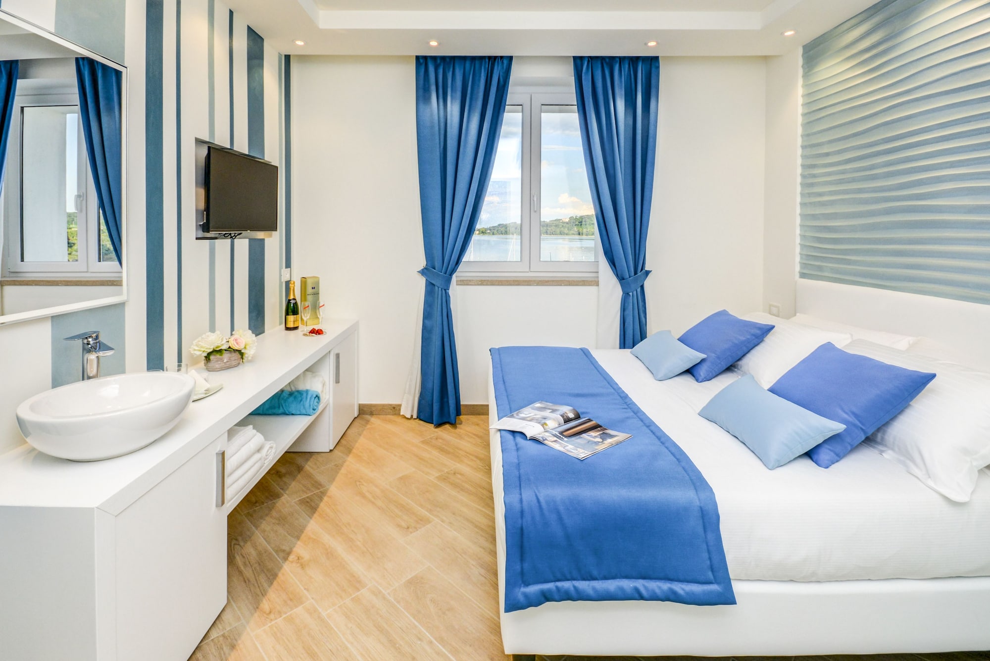 TOWER, PANORAMIC, SUITE, QUEEN BED, LAKE VIEW