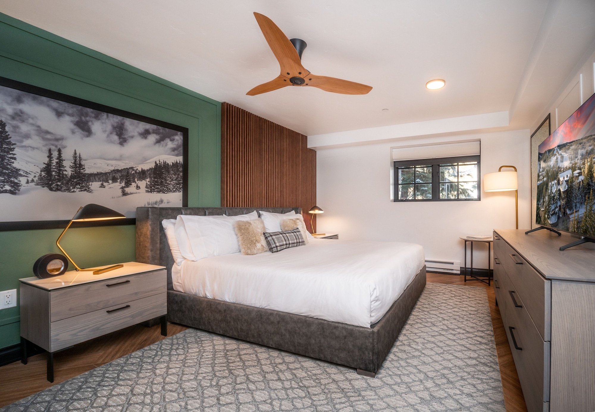 ROOM, KING BED
